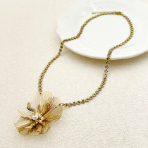 Collar con colgante chapado en oro de acero inoxidable con flor de viaje estilo romano