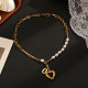 Collar de perlas artificiales con incrustaciones de acero inoxidable en forma de corazón de moda