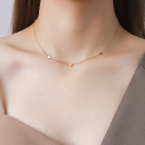 Collar de acero de titanio con corazón de melocotón pequeño de moda
