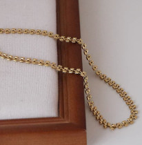 Collar chapado en oro de 18 quilates con revestimiento de acero de titanio de grano simple y elegante