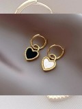 1 par de pendientes chapados en oro de 18 quilates con incrustaciones de carcasa de acero de titanio y estilo sencillo e informal con forma de corazón
