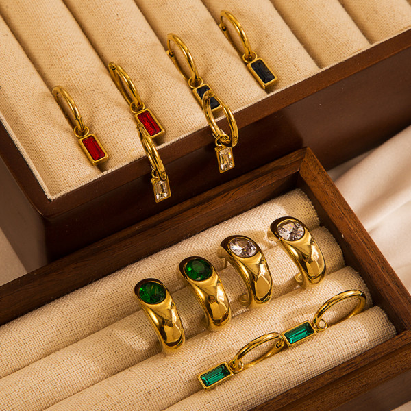 Pendientes colgantes de circonita con incrustaciones chapadas en oro de acero inoxidable cuadrado en forma de C a la moda, 1 par