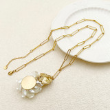 Elegante collar con colgante de perlas artificiales chapado en oro de acero inoxidable con flor de estilo romano a granel