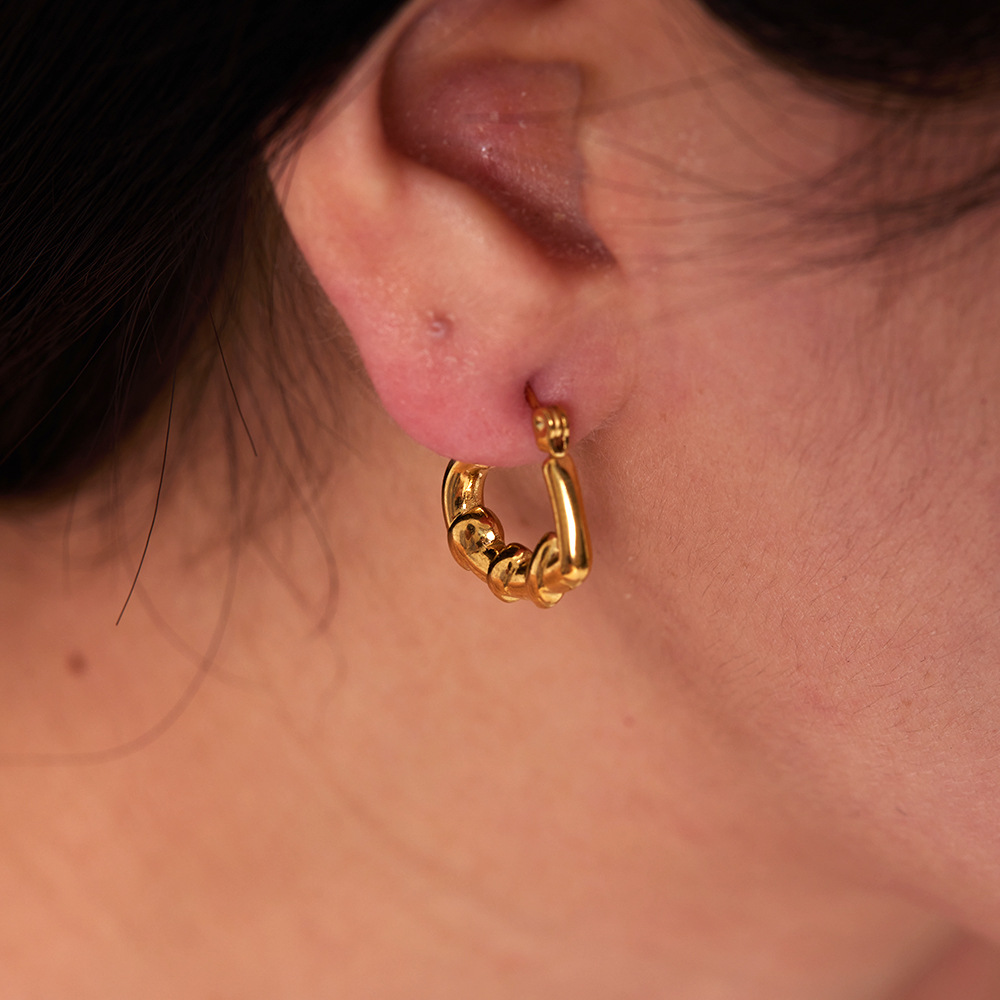 1 par de aretes chapados en oro de 18 quilates de acero inoxidable con forma de corazón dulce