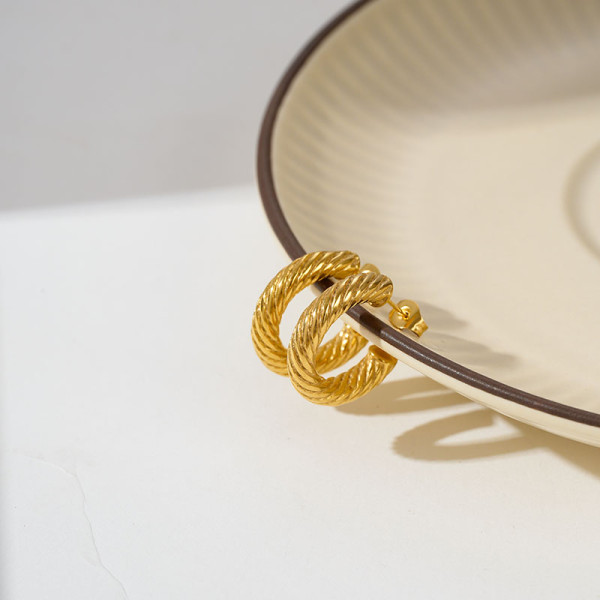 1 par de pendientes chapados en oro de acero inoxidable chapado en forma de C estilo Simple estilo moderno