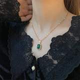 Collar con colgante de piedras preciosas artificiales con incrustaciones de acero de titanio rectangular retro
