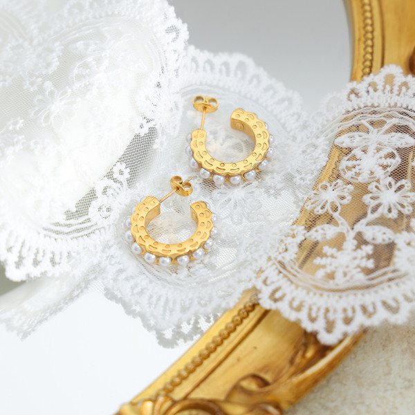 1 par de pendientes elegantes chapados en forma de C de estilo barroco con incrustaciones de acero de titanio y perlas artificiales chapados en oro de 18 quilates