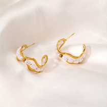 1 par de pendientes chapados en oro de 18 quilates con incrustaciones de acero inoxidable y perlas redondas asimétricas de estilo elegante y sencillo