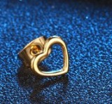 Pendientes huecos chapados en acero de titanio con forma de corazón dulce de 1 pieza