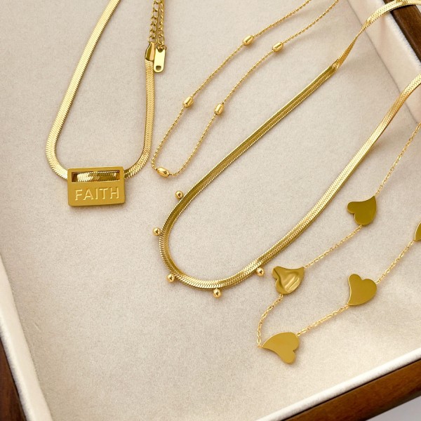 Collar chapado en oro de titanio con revestimiento de acero de color sólido con forma de corazón de estilo simple