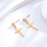 1 par de pendientes colgantes chapados en oro de 24 quilates con incrustaciones de acero y titanio y cruz de estilo simple