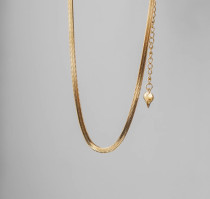Collar chapado en oro de 18 quilates con revestimiento de acero de titanio de color sólido y estilo simple y elegante