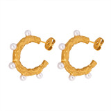 1 par de pendientes elegantes chapados en forma de C de estilo moderno con perlas de imitación de acero y titanio chapados en oro de 18 quilates