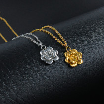 Collar chapado en oro de 18 quilates con revestimiento de acero inoxidable y flores de estilo simple