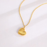 Collar con colgante chapado en oro de 18 quilates con revestimiento de acero de titanio de color sólido con forma de corazón de estilo simple