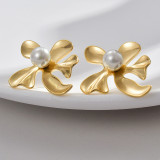1 par de pendientes chapados en oro de 18 quilates con perlas de acero inoxidable con incrustaciones de flores de estilo moderno estilo IG