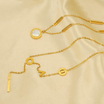 Collar con colgante chapado en oro de 18 quilates con incrustaciones de acero inoxidable y letra redonda elegante