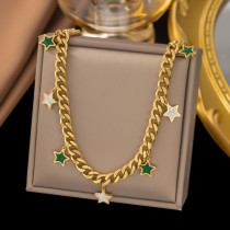 Collar chapado en oro de 18 quilates con incrustaciones de acero de titanio y estrella de estilo simple