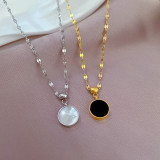 Collar con colgante redondo de acero y titanio Commute