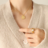 Collar simple de concha de perla de agua dulce festoneado para mujer chapado en acero de titanio en oro de 18 quilates