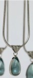 Collar chapado en oro de 18 quilates con revestimiento de acero de titanio con gotas de agua de estilo simple