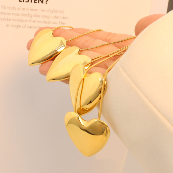 Colgante de corazón de melocotón de estilo francés, cadena de hueso de serpiente, collar de corazón de oro de 18k de acero titanio