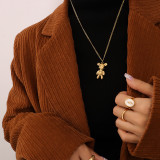 Cadena de clavícula chapada en acero de titanio con colgante de oso y letras de moda