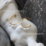 Pendientes simples de acero de titanio con perlas de imitación hermosas de otoño e invierno