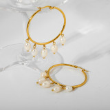 1 par de elegantes pendientes redondos chapados en acero inoxidable con perlas de agua dulce chapados en oro de 18 quilates