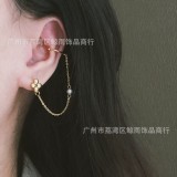 Clip de oreja de pendiente de acero de titanio con perla y borla de trébol dorado de cuatro hojas