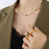 Collar de circón esmeralda de lujo ligero de estilo retro, collar de oro real chapado en acero de titanio de 18 quilates
