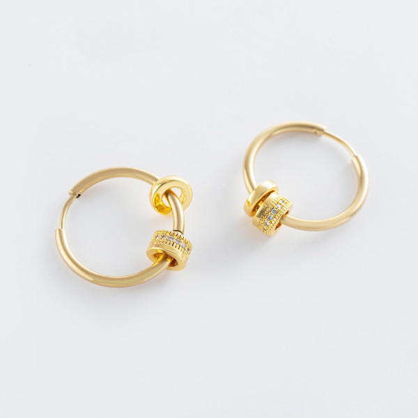 Hebillas de oreja de circón con microincrustaciones de acero y titanio de moda