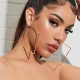 1 par de aretes elegantes y lujosos chapados en color sólido de acero inoxidable chapados en oro de 18 quilates