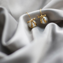 Venta al por mayor de joyería chapada en acero de titanio con gancho para oreja de oro de 18K con cinta Bowknot