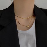 Collares acodados chapados en oro de titanio de 18 quilates con forma de corazón de estilo simple y dulce