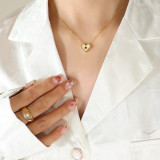 Collar con colgante chapado en oro de 18 quilates con incrustaciones de acero de titanio y forma de corazón de estilo simple informal