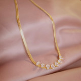 Collar chapado en oro de 18 quilates con incrustaciones de acero y titanio con gotas de agua de estilo simple