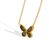 Collar chapado en oro de 18 quilates de acero titanio con colgante de mariposa con patrón de onda bohemia