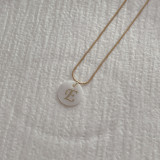 Collar con colgante de concha de acero inoxidable con letras de estilo simple