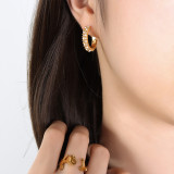 1 par de pendientes chapados en oro de 18 quilates con incrustaciones de acero de titanio y perlas artificiales brillantes de estilo Simple