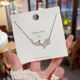 Elegante flor de acero titanio con incrustaciones de cobre, perlas artificiales, collar con colgante de diamante artificial