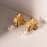 1 par de pendientes colgantes chapados en oro de 18 quilates con perlas de acero inoxidable con incrustaciones de flores de estilo simple