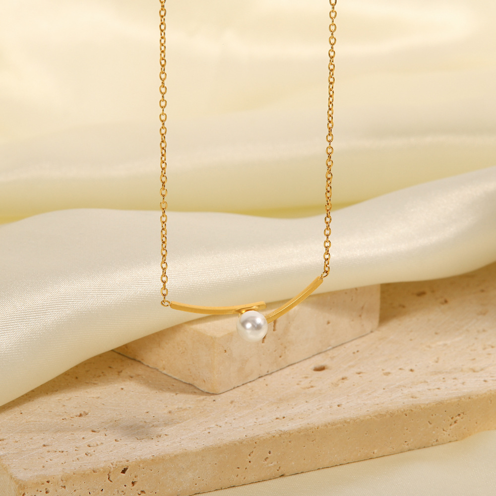 Collar geométrico elegante de perlas artificiales chapado en acero inoxidable