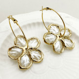 1 par de pendientes chapados en oro de perlas artificiales de acero inoxidable con incrustaciones de flores de estilo clásico vintage