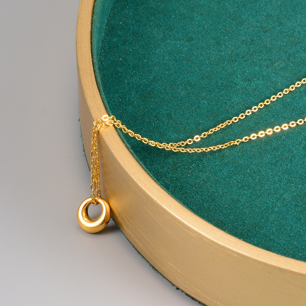 Collar con colgante chapado en oro de 18 quilates con revestimiento de acero de titanio redondo de estilo simple y elegante