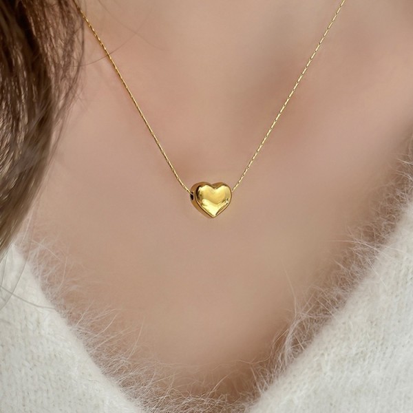 Collar con colgante de acero de titanio con forma de corazón de estilo simple