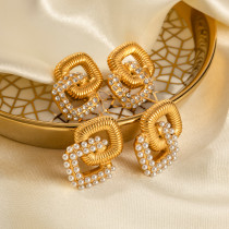1 par de pendientes chapados en oro de 18 quilates con perlas de acero inoxidable con incrustaciones de rombos de estilo simple