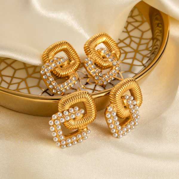 1 par de pendientes chapados en oro de 18 quilates con perlas de acero inoxidable con incrustaciones de rombos de estilo simple
