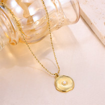 Collar con colgante chapado en oro de 18 quilates con incrustaciones de perlas redondas de acero inoxidable de estilo simple