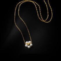Collar colgante chapado en oro de 18 quilates con revestimiento de acero de titanio y perla artificial de flor de estilo simple